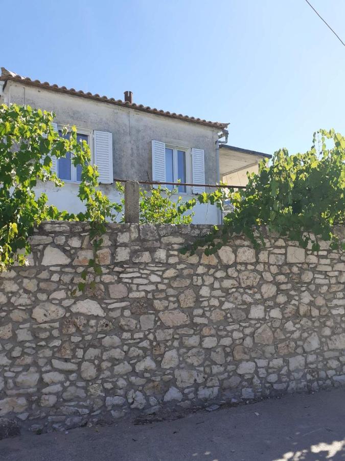 Gezos Apartment Himare Bagian luar foto