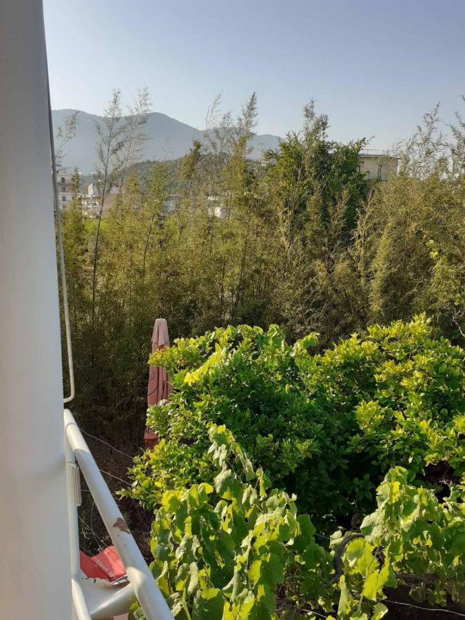 Gezos Apartment Himare Bagian luar foto
