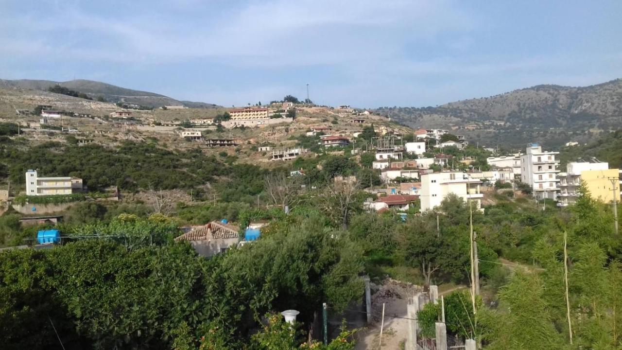 Gezos Apartment Himare Bagian luar foto