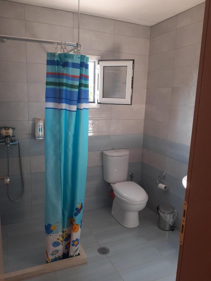 Gezos Apartment Himare Bagian luar foto