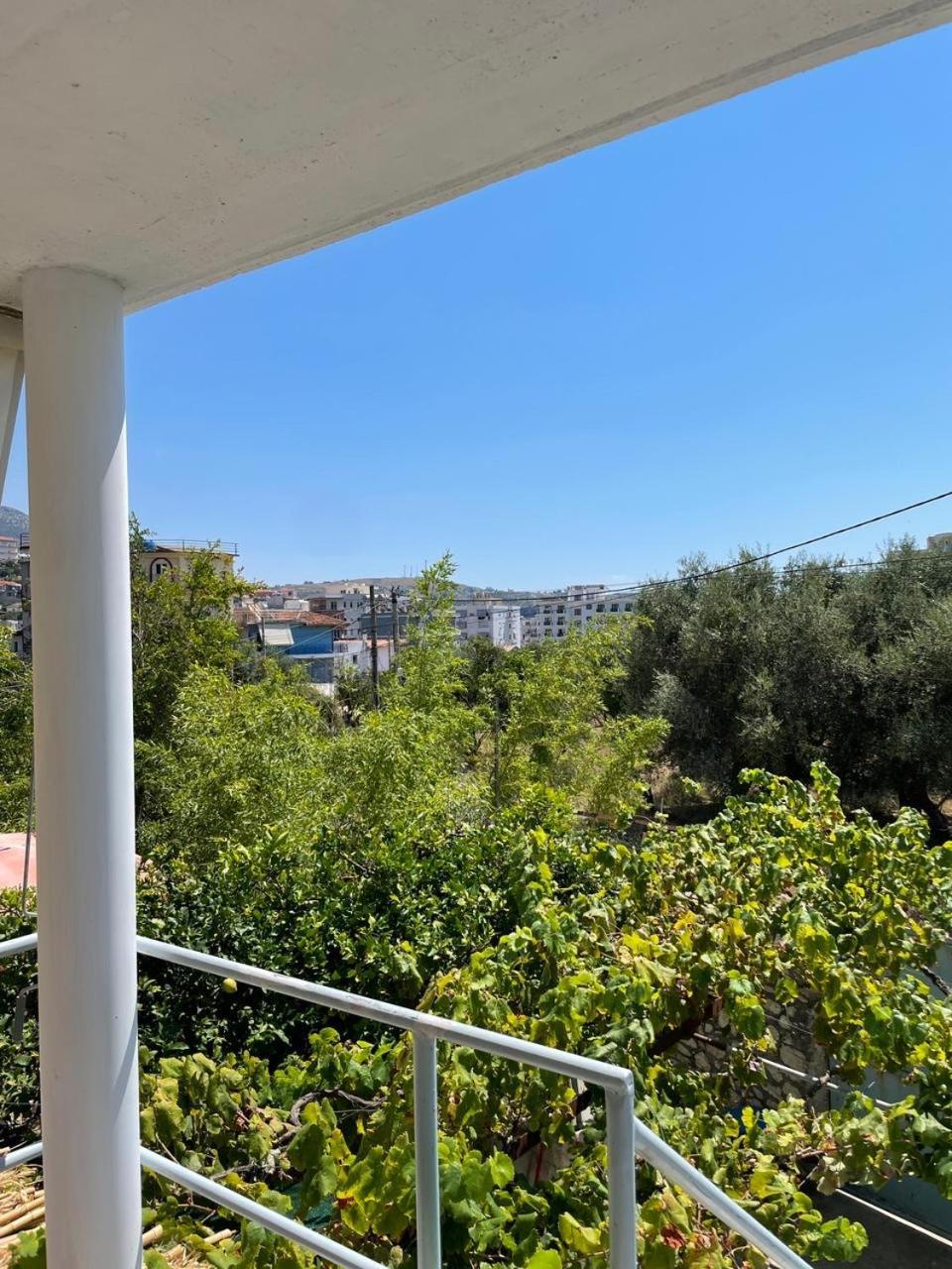 Gezos Apartment Himare Bagian luar foto