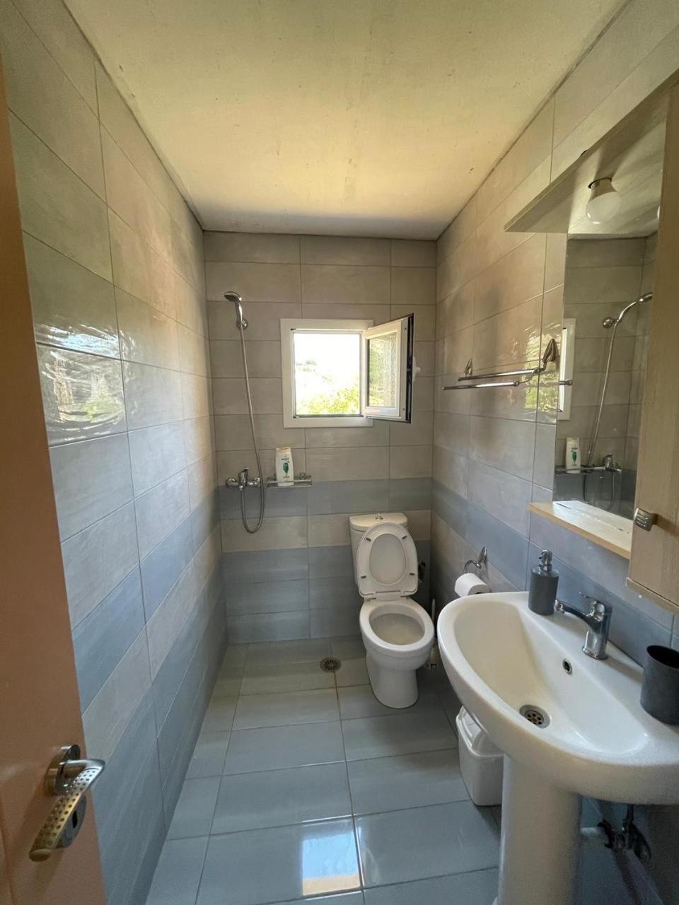 Gezos Apartment Himare Bagian luar foto