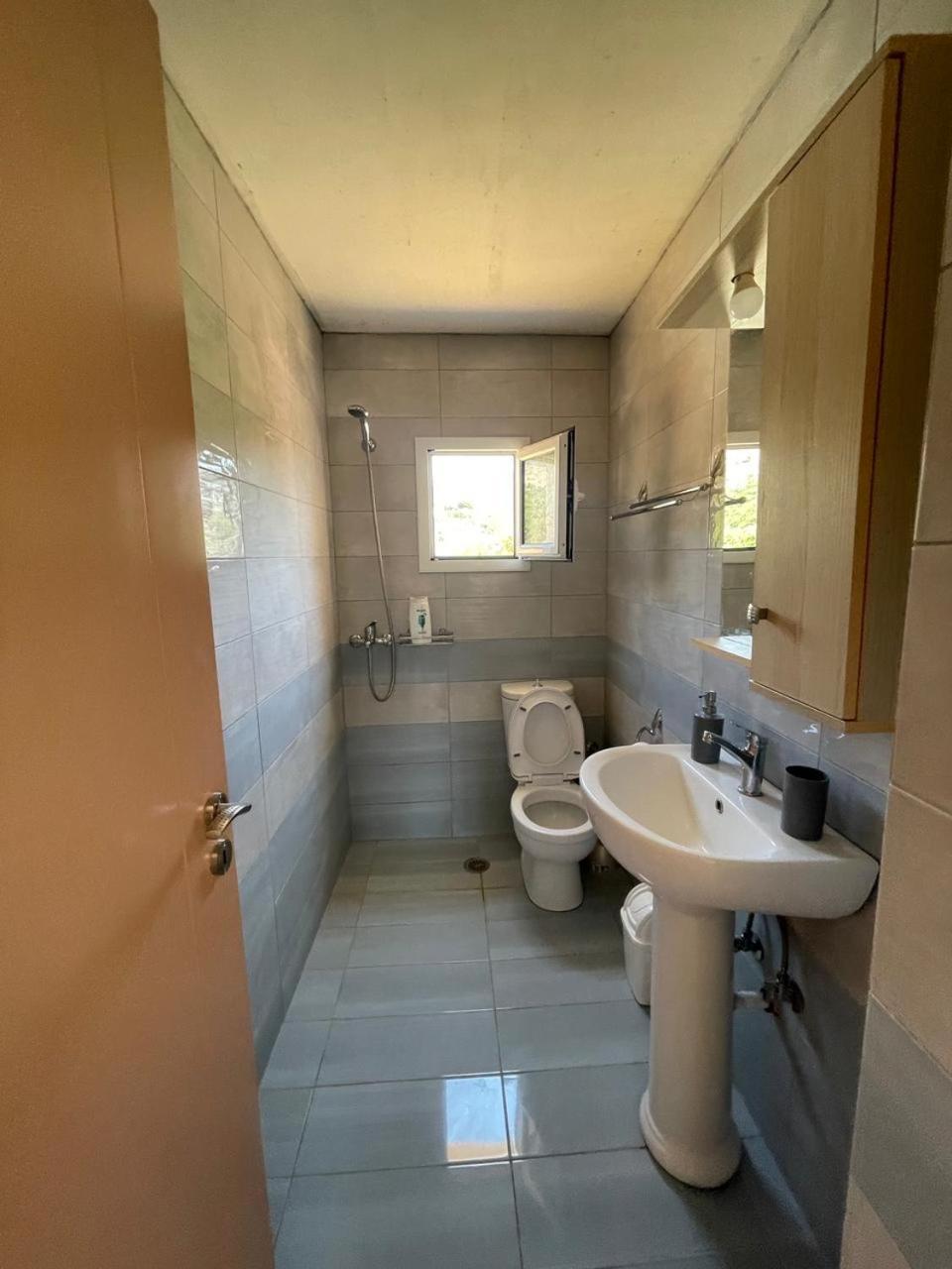 Gezos Apartment Himare Bagian luar foto