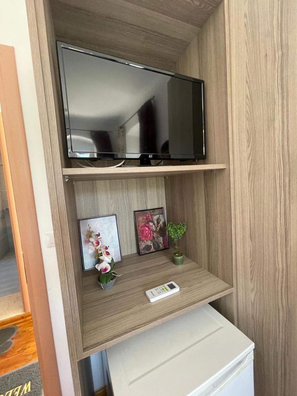 Gezos Apartment Himare Bagian luar foto