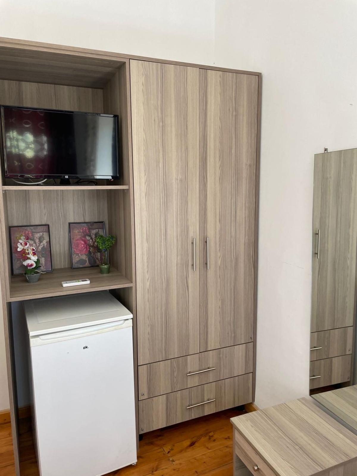 Gezos Apartment Himare Bagian luar foto