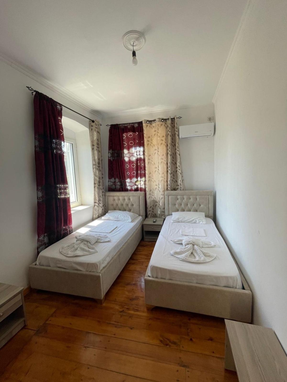 Gezos Apartment Himare Bagian luar foto