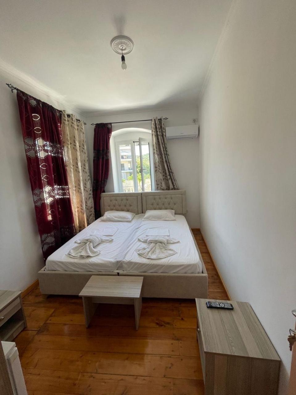 Gezos Apartment Himare Bagian luar foto