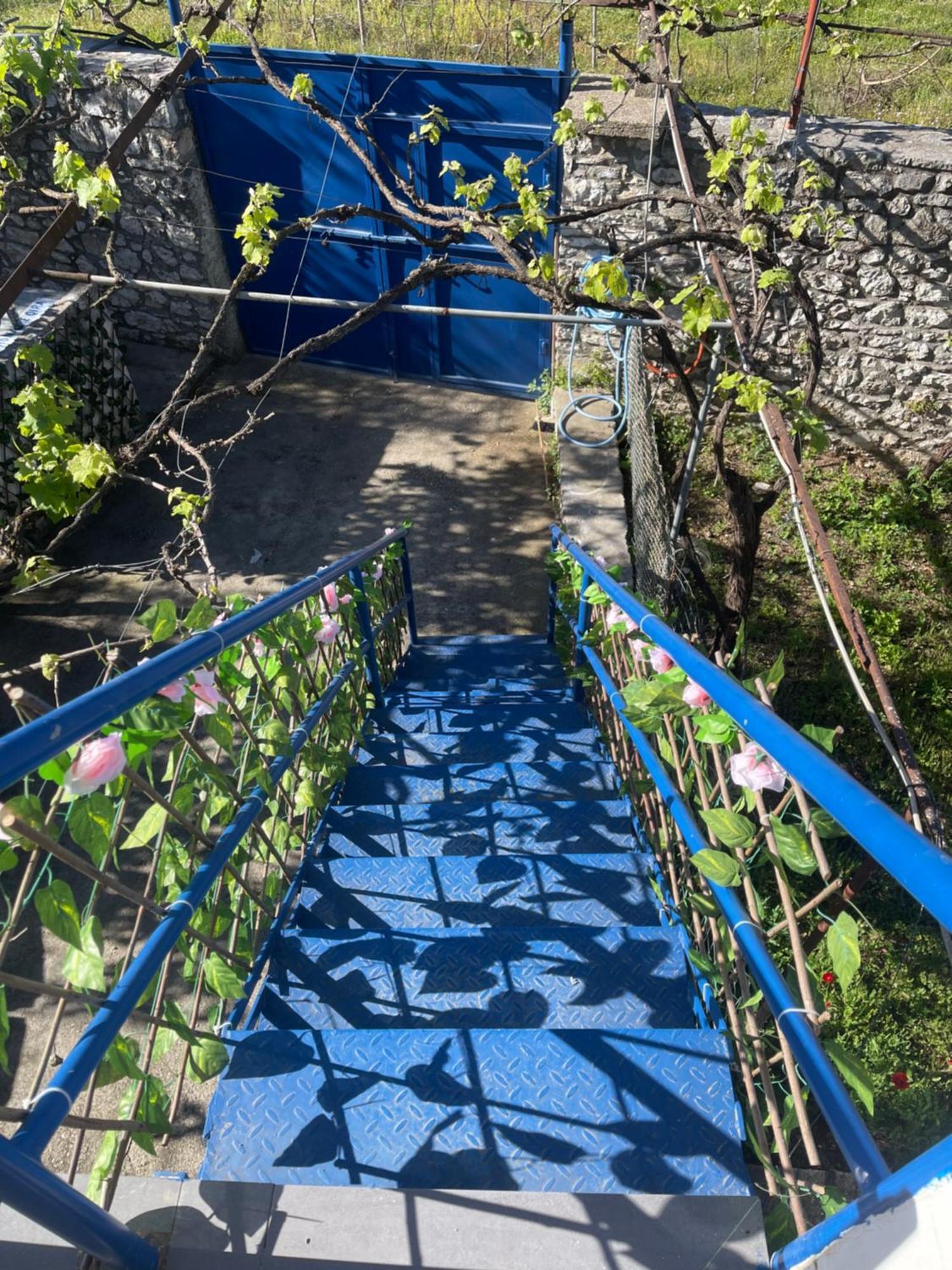Gezos Apartment Himare Bagian luar foto