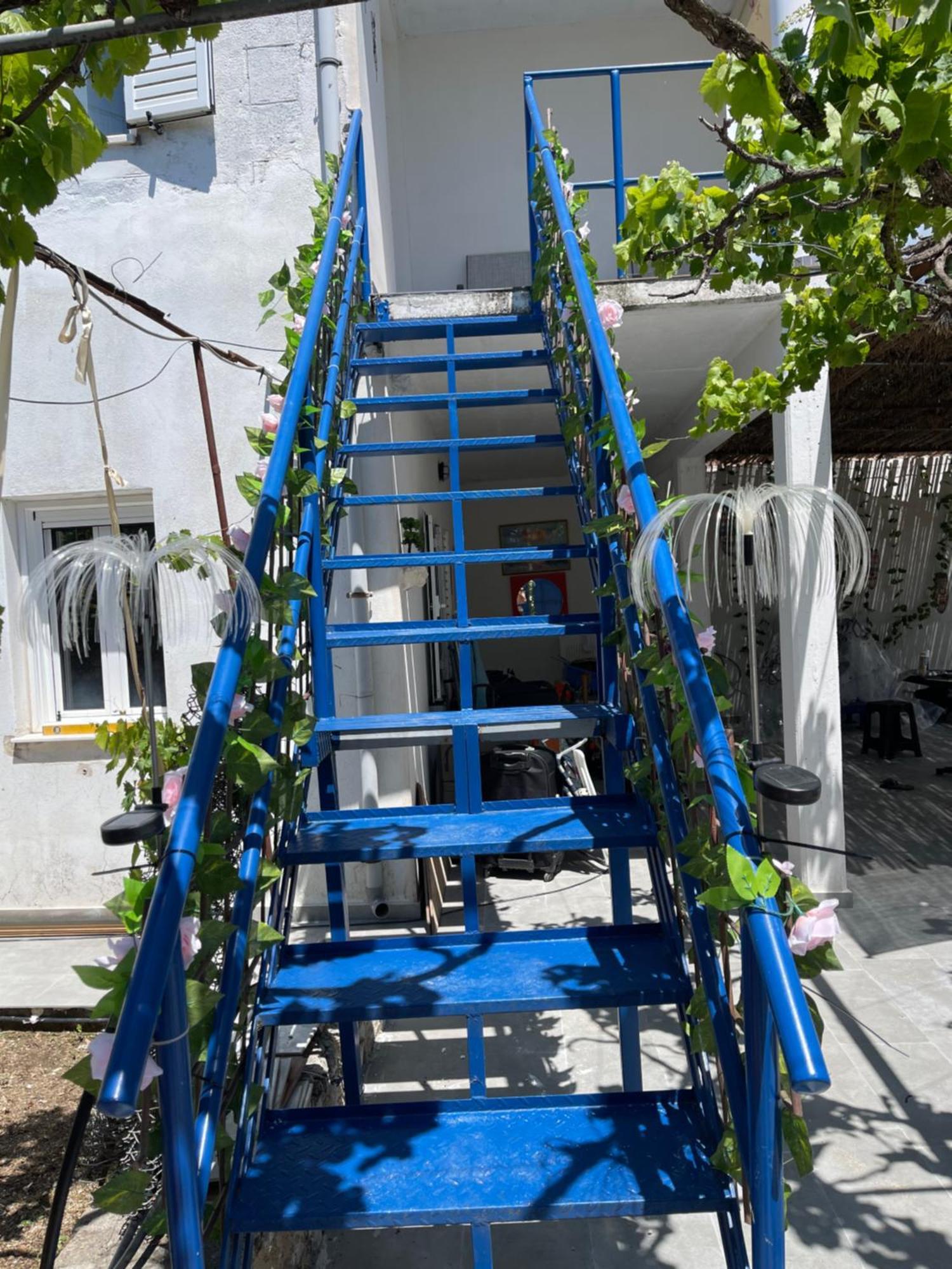 Gezos Apartment Himare Bagian luar foto